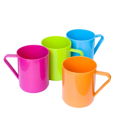 set-of-colored-plastic-mugs